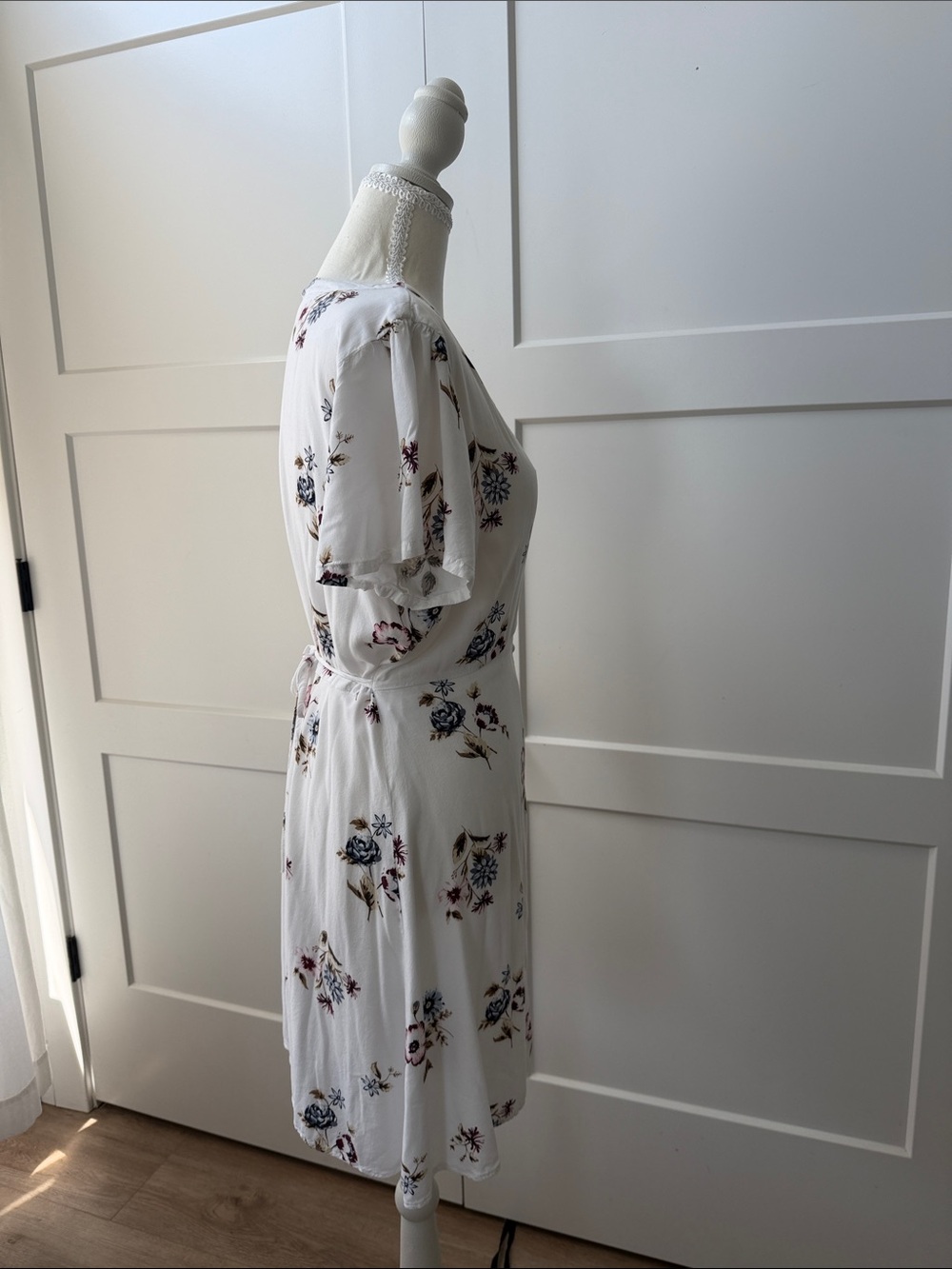 Abercrombie and Fitch White Floral Button-Front Mini Dress - Picture 5 of 8